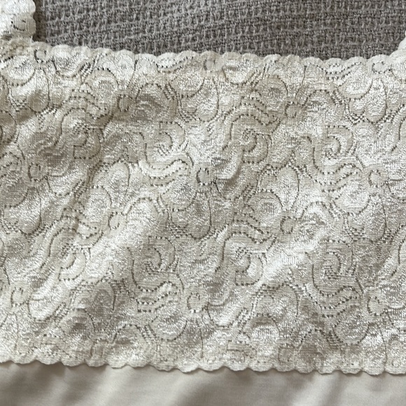 Beautiful tank with lace accent. - Picture 2 of 3